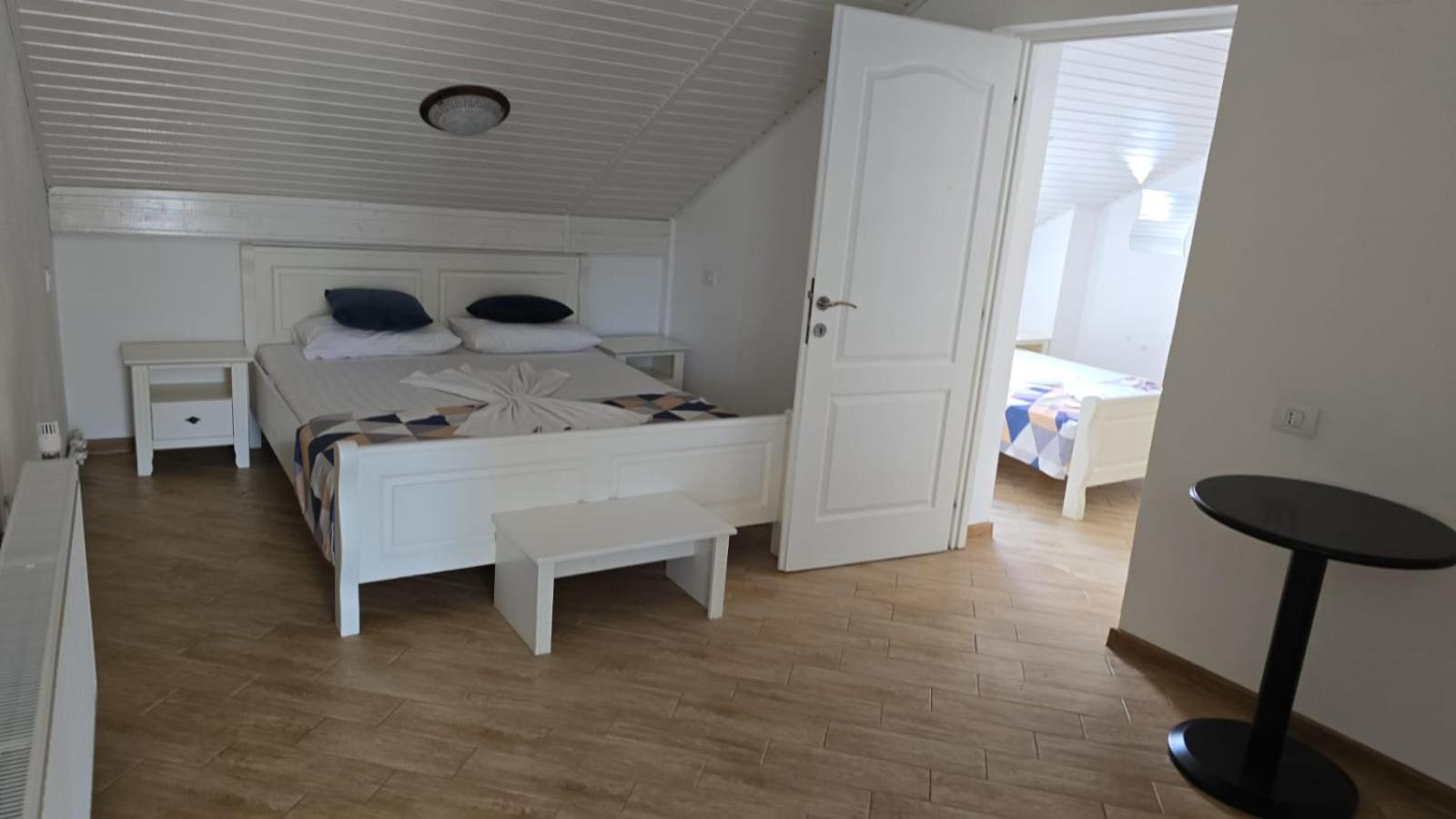 Casa Marina Hotell Ieşelniţa Exteriör bild