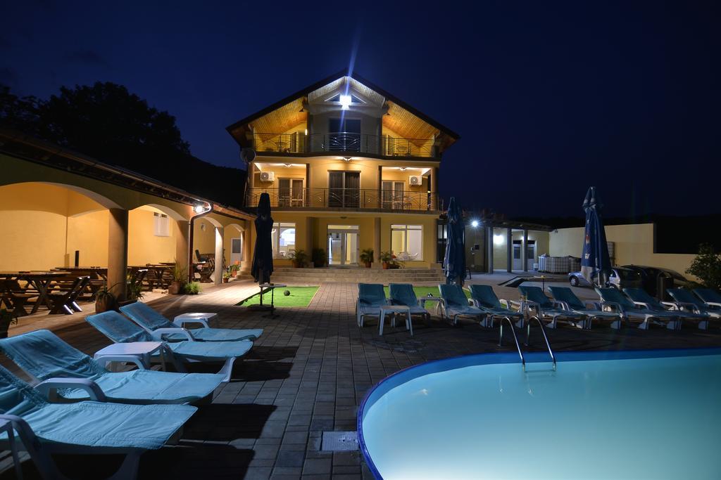 Casa Marina Hotell Ieşelniţa Exteriör bild