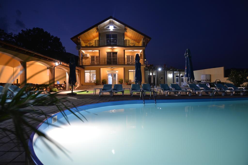 Casa Marina Hotell Ieşelniţa Exteriör bild