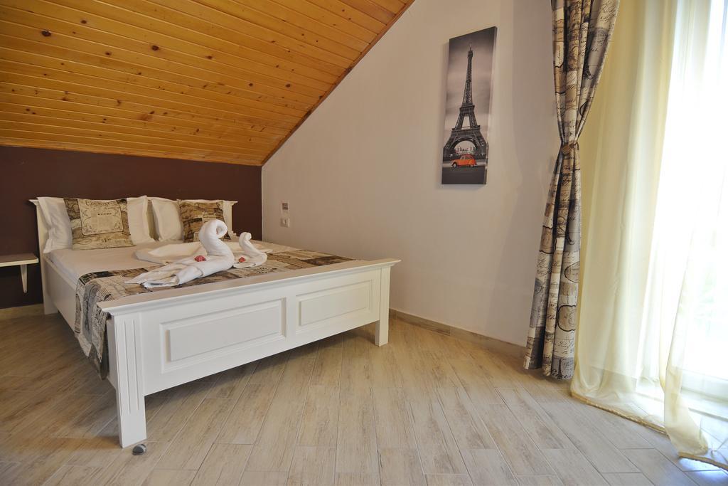 Casa Marina Hotell Ieşelniţa Exteriör bild