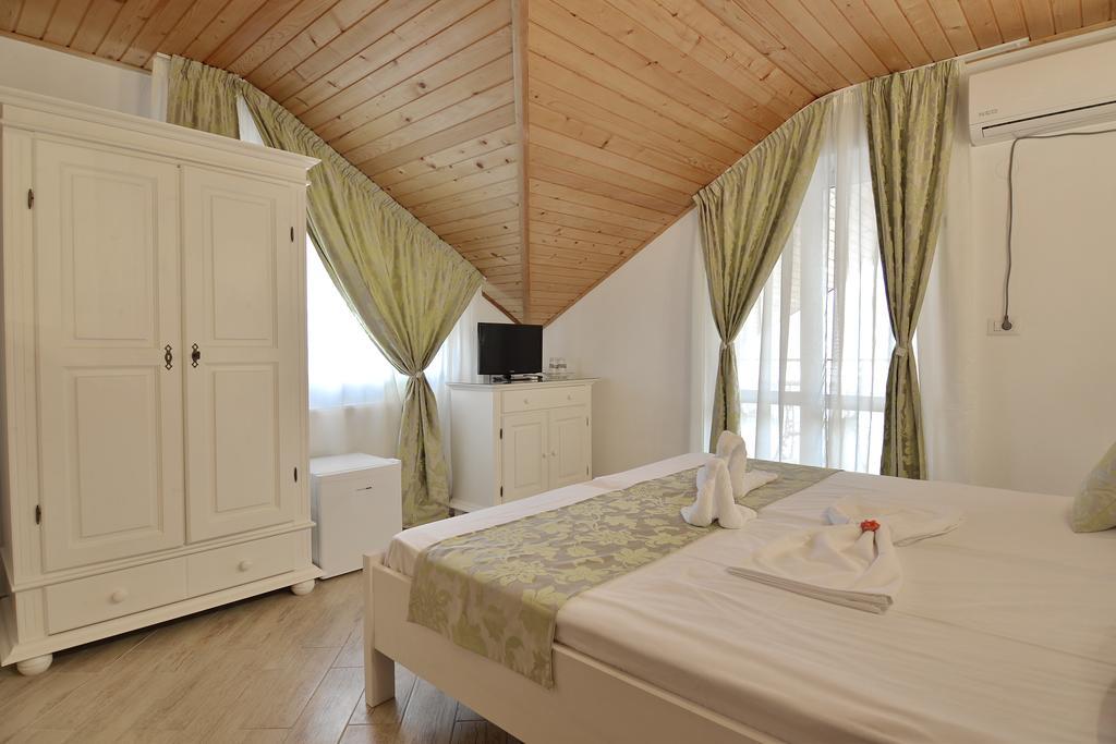Casa Marina Hotell Ieşelniţa Exteriör bild